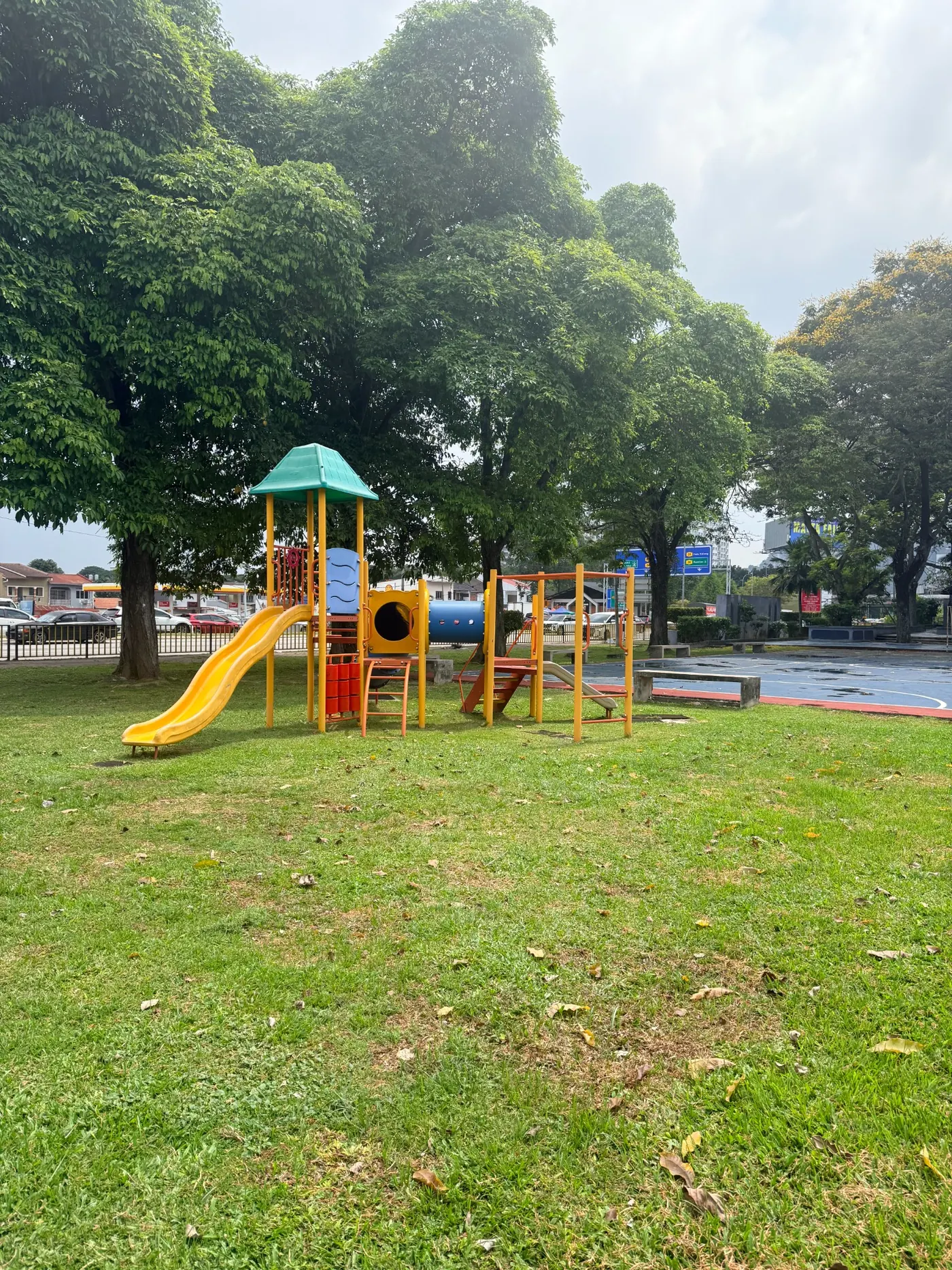 Playground dan futsal court depan Homestay Greendoor Gombak